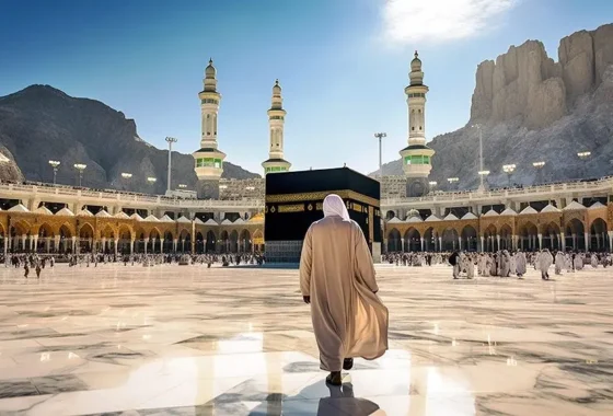 Pilgrim in white ihram walking towards the Kaaba in Masjid al-Haram, comparing Ramadan Umrah and off-season Umrah