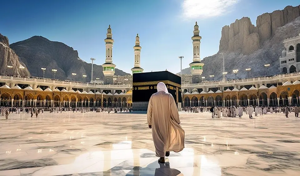 Pilgrim in white ihram walking towards the Kaaba in Masjid al-Haram, comparing Ramadan Umrah and off-season Umrah